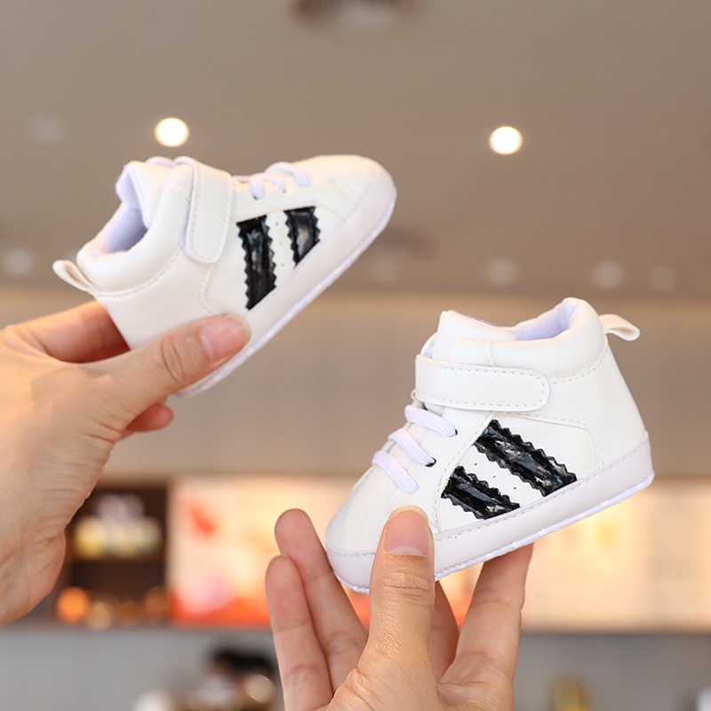 Zapatos para niño de un 2024 año